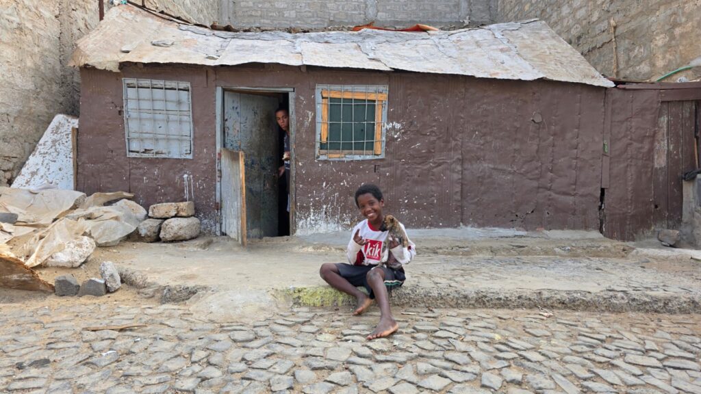Criança à porta de casa num bairro periférico do Mindelo. Foto Clara Raimundo