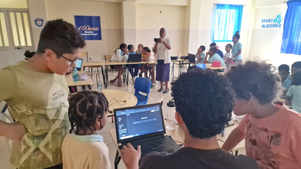 Com os alunos da Escola Padre Usera (São Vicente, Cabo Verde). Foto Clara Raimundo