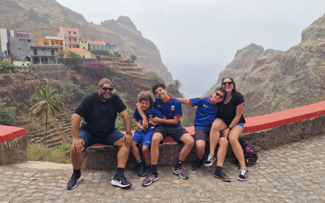 Cabo Verde em família: trancinhas, cachupa e um jornal escolar