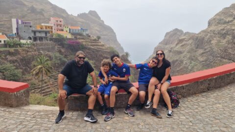 Cabo Verde em família: trancinhas, cachupa e um jornal escolar Uma família em missão por Cabo Verde. Foto Direitos reservados