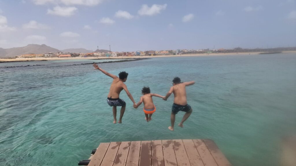 Mergulhos na praia da Baía das Gatas. Foto Clara Raimundo
