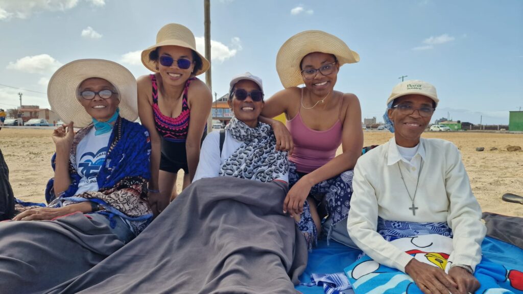 As irmãs do Amor de Deus na parai da Baía das Gatas. Foto Clara Raimundo