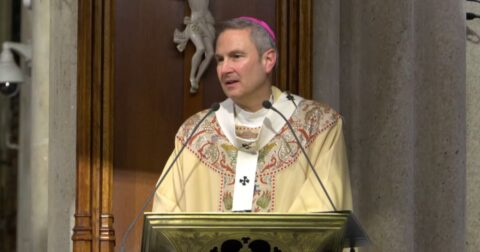 Arcebispo de Nova Iorque: “A cura e a paz não acontecem por acaso. Temos de trabalhar para que aconteçam” O arcebispo de Nova Iorque, Ronald Hicks, na vigília realizada na Catedral de São Patrício. Foto DR