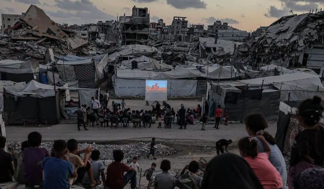 Entre escombros, o cinema devolve um pouco de luz às crianças de Gaza