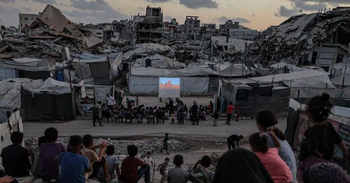 projeção de The Lion King para crianças de Gaza, em 30 de agosto, no bairro de Sheikh Radwan, em Gaza. Foto Omar N Ashtawy projeção de The Lion King para crianças de Gaza, em 30 de agosto, no bairro de Sheikh Radwan, em Gaza. Foto Omar N Ashtawy