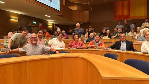 Dioceses católicas de Itália reuniram 200 responsáveis pela pastoral LGBT+. Um arcebispo disse que se ‘converteu’ Participantes da conferência nacional "Boas práticas no cuidado pastoral de pessoas homossexuais e transgénero", em Itália. Foto © Projeto Gionatta LGBT Roma