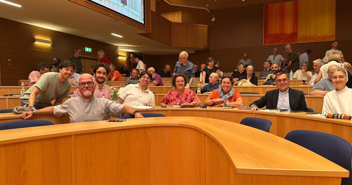roma_convegno_pastorale_4settembre2026_firenze Participantes da conferência nacional "Boas práticas no cuidado pastoral de pessoas homossexuais e transgénero", em Itália. Foto © Projeto Gionatta LGBT Roma