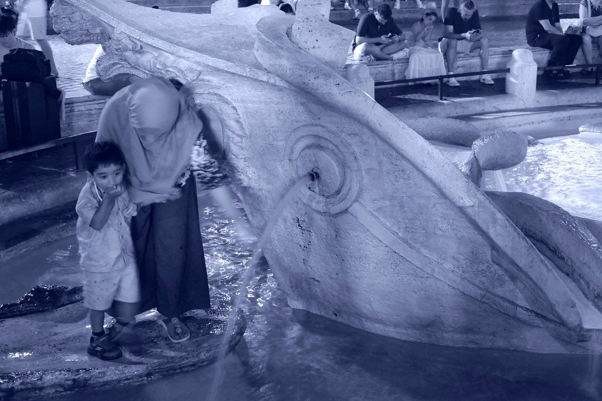  Fontana della Barcaccia, Piazza di Spagna, Roma.