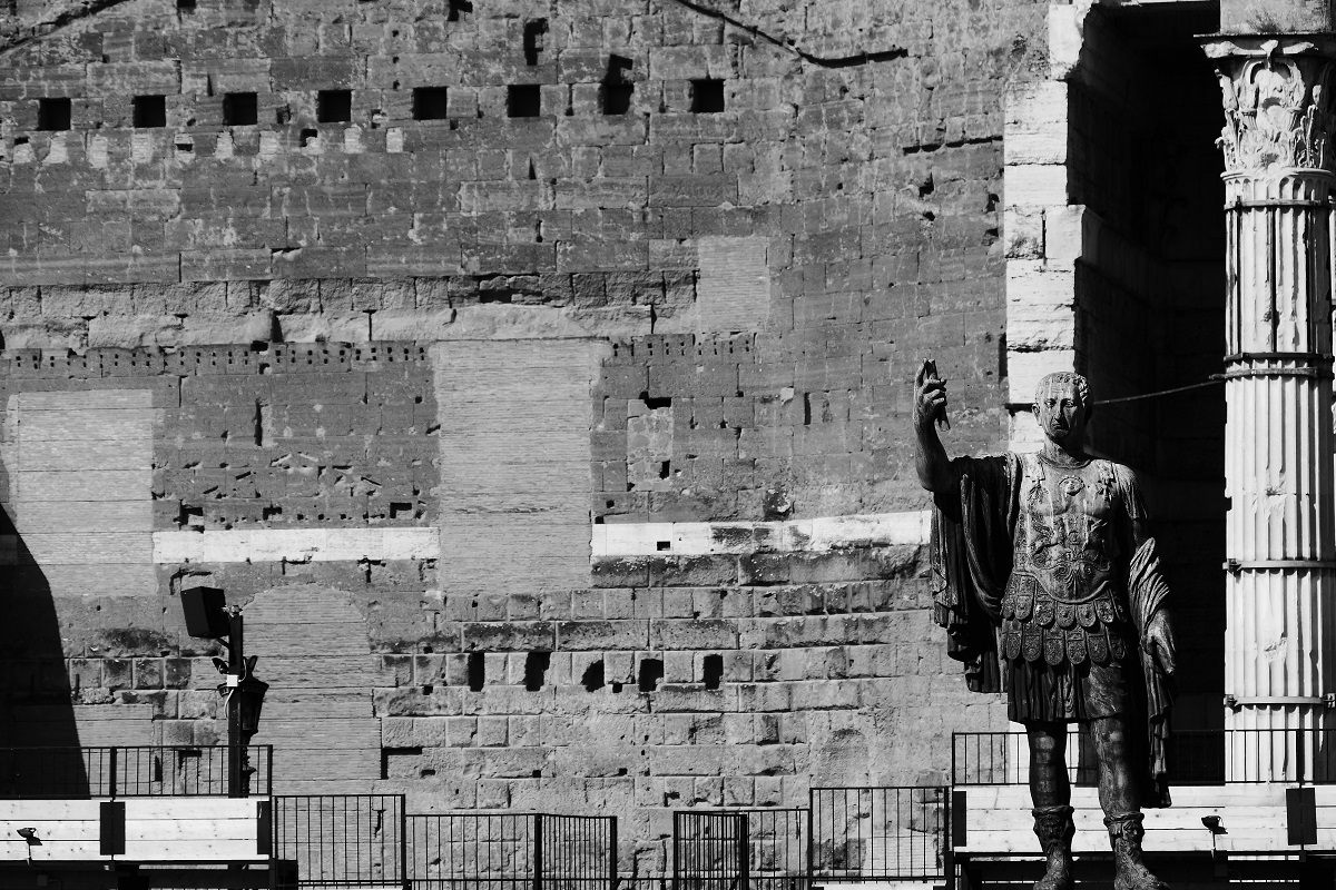 Escultura de imperador, nos Foros Imperiais, em frente ao Mercado de Trajano, Roma.
