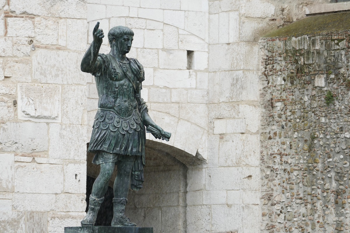 Escultura de Trajano, junto à Rocca dei Rettori, Benevento.