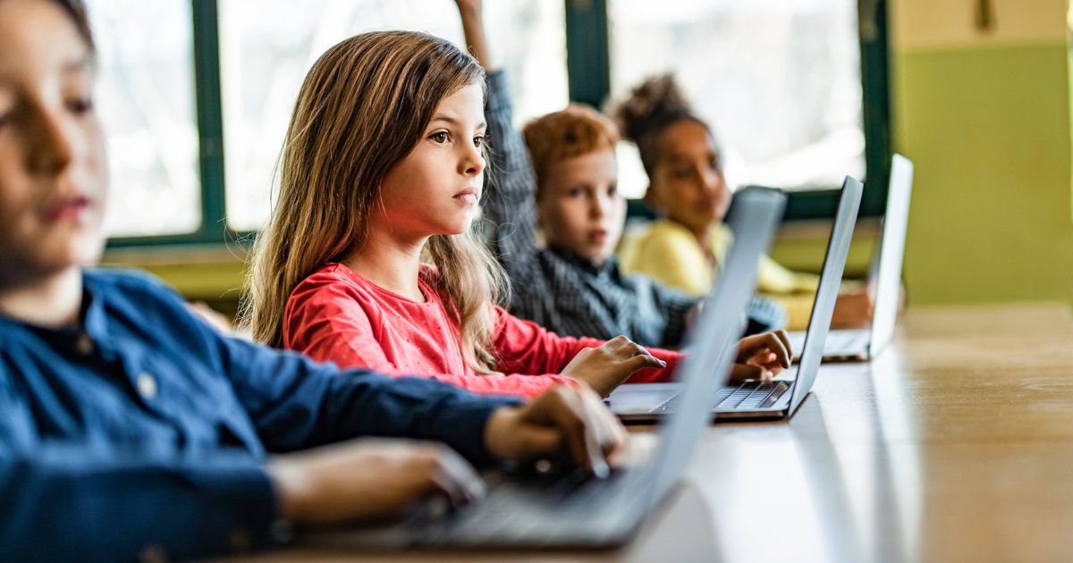Alunos, escola, computadores, educação. Foto Skynesher