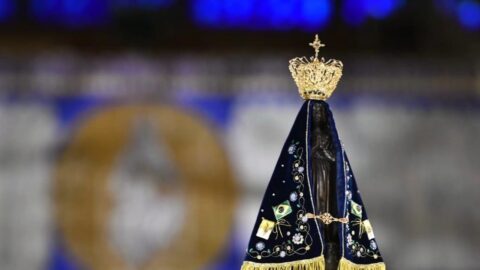 Imagem da Senhora da Aparecida no Santuário Nacional de Aparecida. Foto da conta oficial do Facebook do Santuário. Brasil
