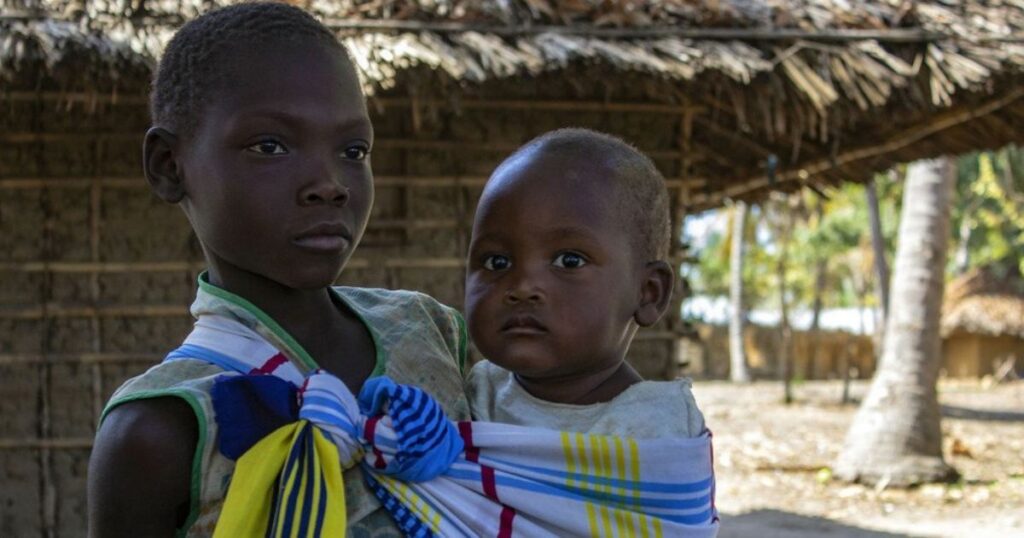 Duas crianças deslocadas em Cabo Delgado. Foto PMA_Falume Bachir