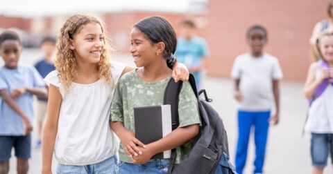 Como pode a escola construir pontes num mundo de muros? Escola, alunos, acolhimento. Foto Fat Camera