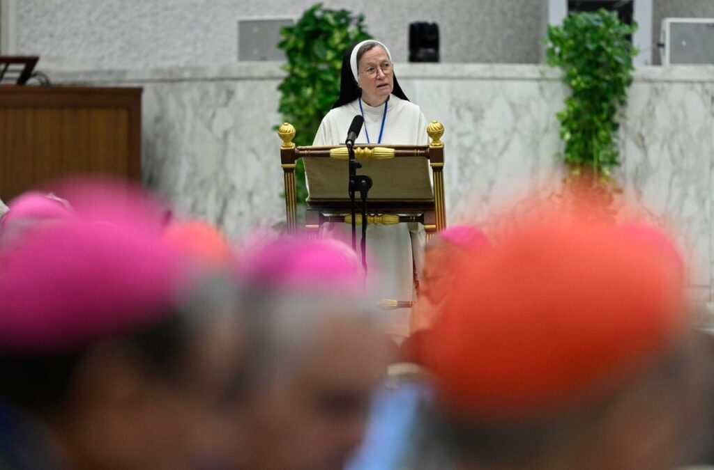 Irma Helen Alford intervem na abertura do encontro sobre Amoris laetitia. Foto Vatican Media 2