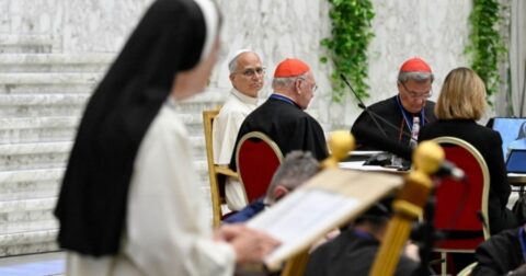 "Amoris laetitia" é coerente com o ensinamento da Igreja, afirma irmã Helen Alford Irma Helen Alford intervem na abertura do encontro sobre Amoris laetitia. Foto Vatican Media