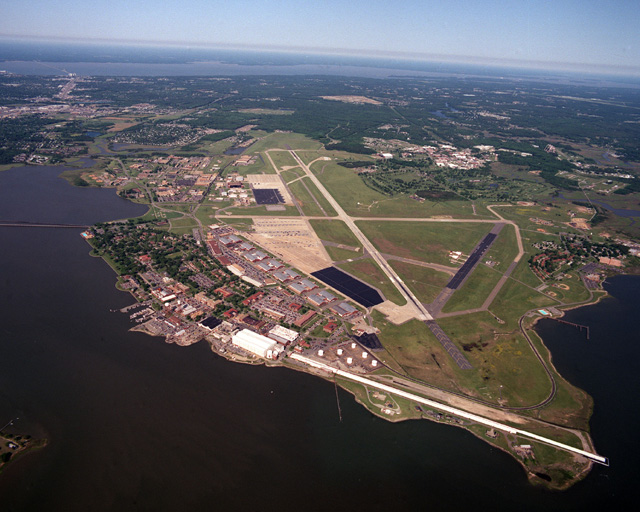 Vista aérea da Base Aérea de Langley.
