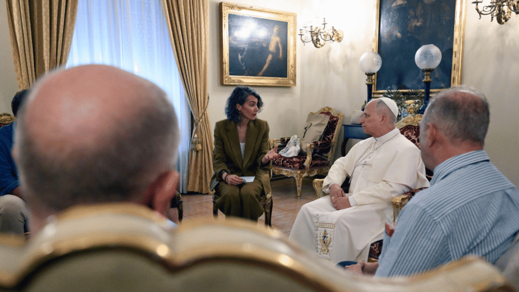 Leao XIV durante encontro com vitimas de abusos em Madrid. Foto Vatican Media