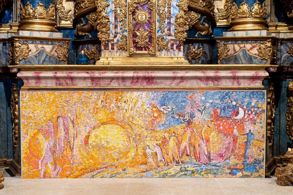 Lígia Rodrigues, "Cântico das criaturas", mosaico, arte, altar, igreja da Ordem Terceira de São Francisco, Viseu.