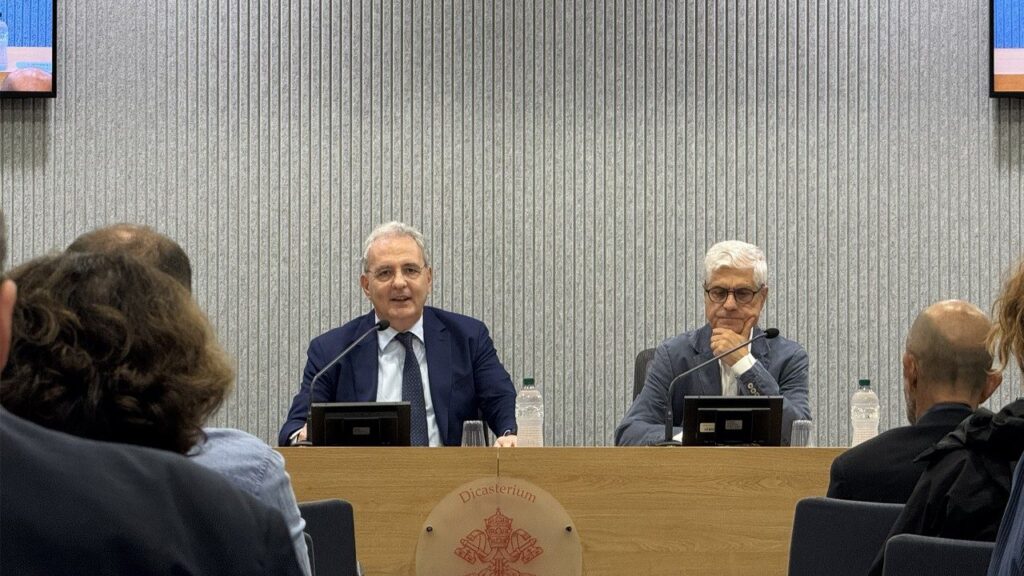 Marco Impagliazzo apresenta o encontro de Assis. Foto Vatican Media