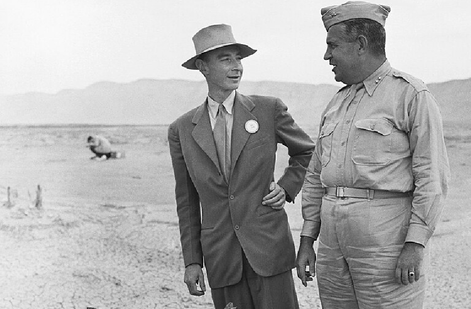 Oppenheimer e o general Groves Oppenheimer e o general Groves