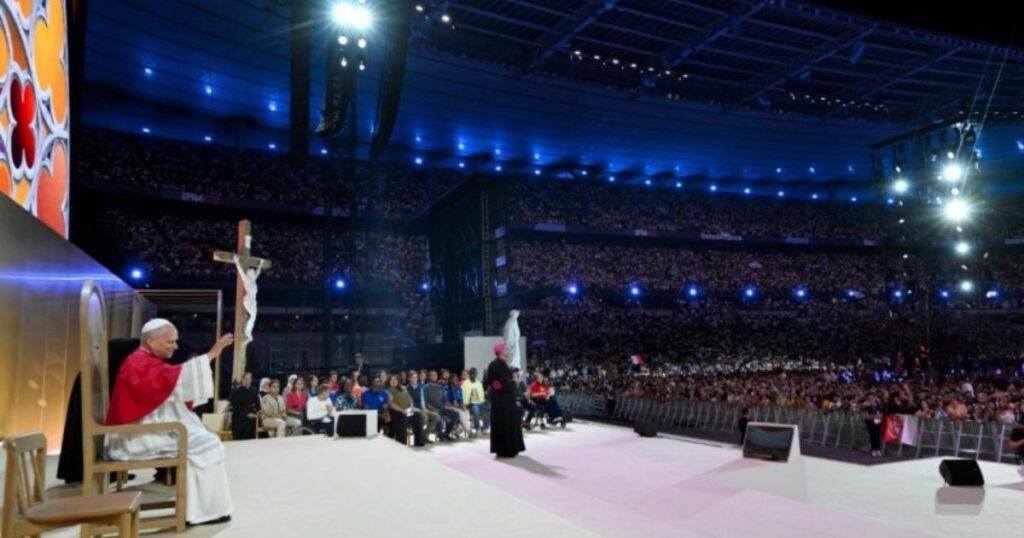 O Papa sentado na cadeira construída pelos jovens aprendizes de marcenaria. Foto Vatican Media