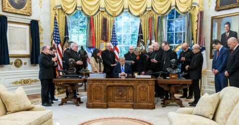 O arcebispo de Denver, James Golka, reza pelo presidente Donald Trump ao lado de outros bispos na Casa Branca em 22 de outubro de 2026. _ Crédito da foto_ Cortesia da Casa Branca