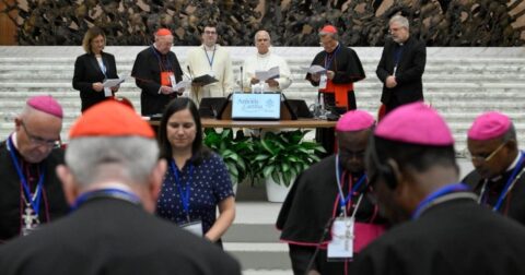 Dez anos depois da "Amoris laetitia", Papa reúne bispos e famílias para que Igreja aprenda com elas Papa Leao XIV na abertura do encontro sobre Amoris laetitia. Foto Vatican Media 2