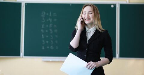 E se a escola telefonasse aos pais quando alguma coisa corre bem? Professora, escola, telefonema. Foto Ver mais designs de Aleksandr Kichigin
