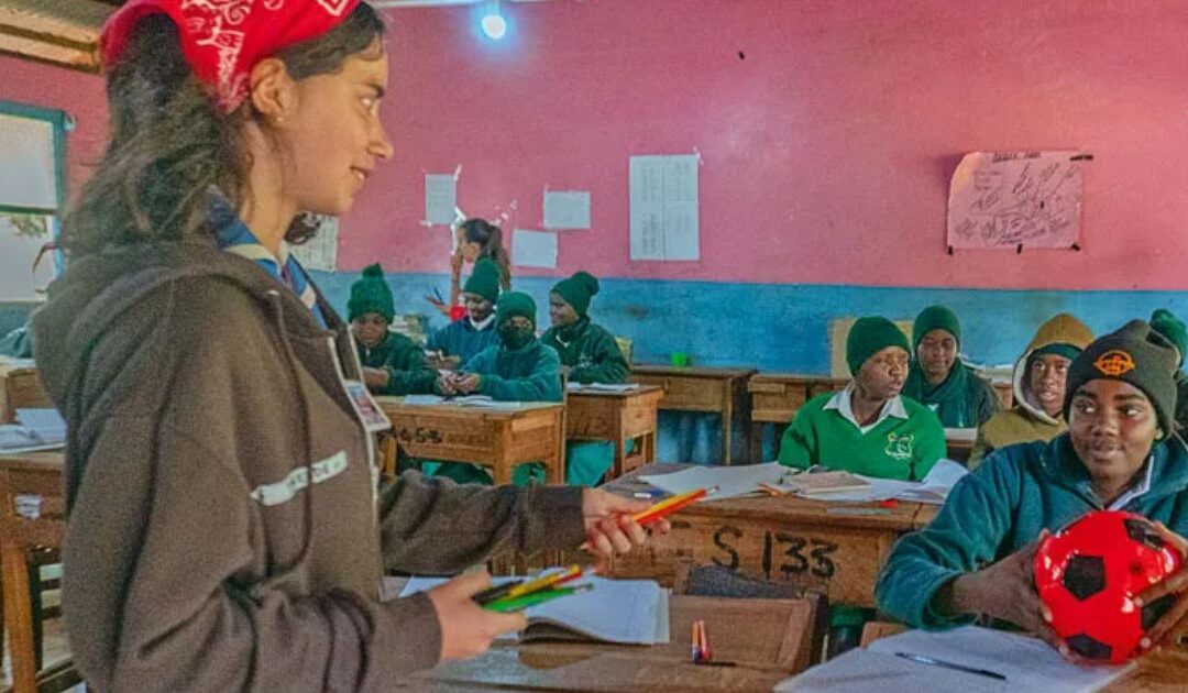 Voluntários renovam escolas e criam espaços de estudo e encontro em África