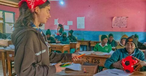 Voluntários renovam escolas e criam espaços de estudo e encontro em África Salas da escola infantil e primária de Santa Eugenia em Mujwa, no Quénia, foram renovadas pelo grupo Twende