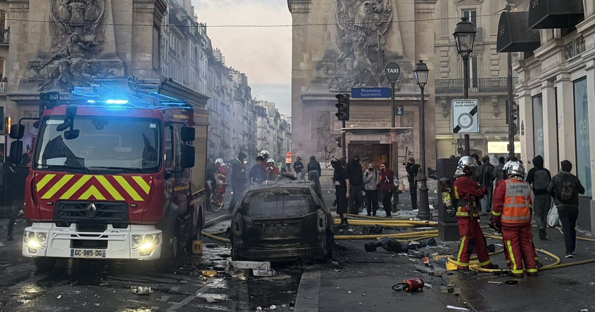 Tumultos em Paris, 17 outubro 2026. Foto reproduzida a partir do X Maxime Thiébaut