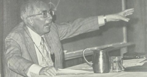 Viktor Frankl na Universidade de San Diego, Califórnia, (1971 ou 1972). Foto reproduzida da Wikimedia Commons (https://commons.wikimedia.org/wiki/File:Viktor_Frankl_USD_Alcalá_1972.jpg), a partir do Alcalá Yearbook, 1972, University of San Diego.