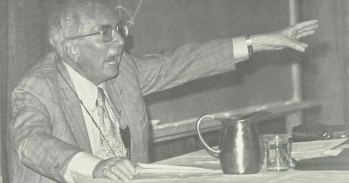 Viktor Frankl na Universidade de San Diego, Califórnia, (1971 ou 1972). Foto reproduzida da Wikimedia Commons (https://commons.wikimedia.org/wiki/File:Viktor_Frankl_USD_Alcalá_1972.jpg), a partir do Alcalá Yearbook, 1972, University of San Diego.