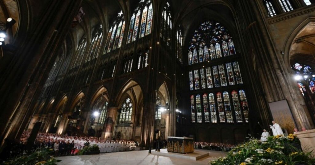 Vista da catedral de Metz, com o altar de bronze ao centro. Foto Vatican Media