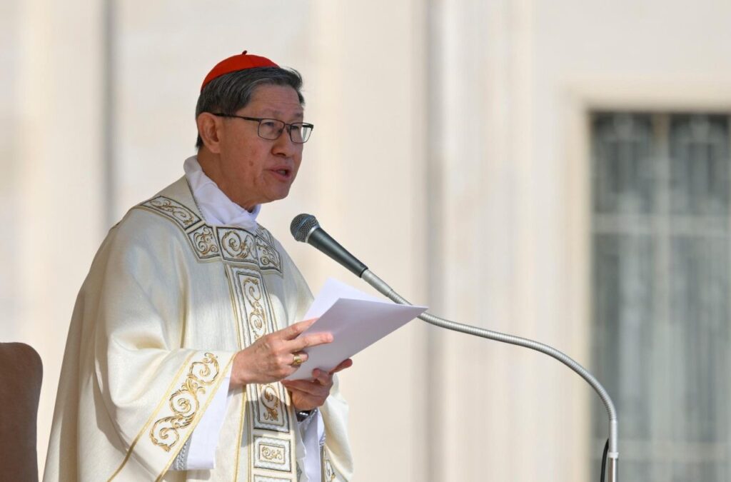 O cardeal Tagle lê a homilia escrita pelo Papa Leão XIV